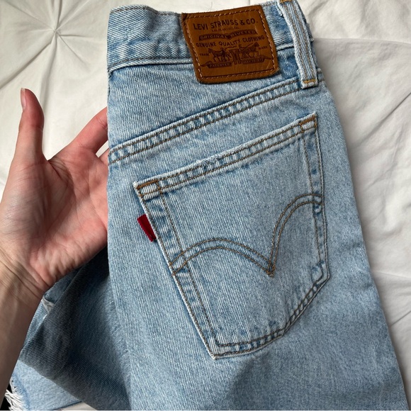 [SOLD] Levi’s Wedgie Straight High-Rise Lightwash Jean - Picture 11 of 12
